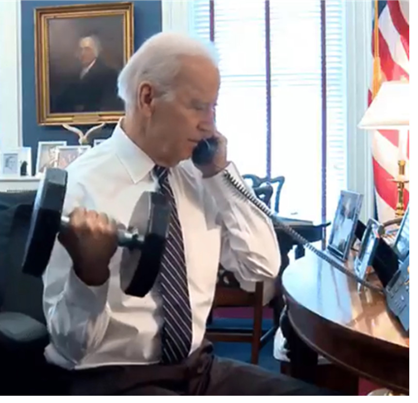 Hur tränar jag med bara ett par hantlar? Titta på Joe Biden för några råd