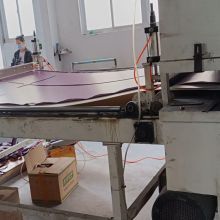 Skärningsprocess, anpassa matrisen enligt den anpassade storleken och skär yogamattan genom den automatiska skärmaskinen som effektivt säkerställer produktens konsistens.