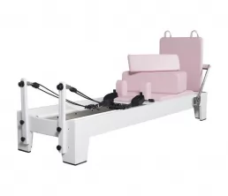 Vit målad ekrosa pilates utrustning
