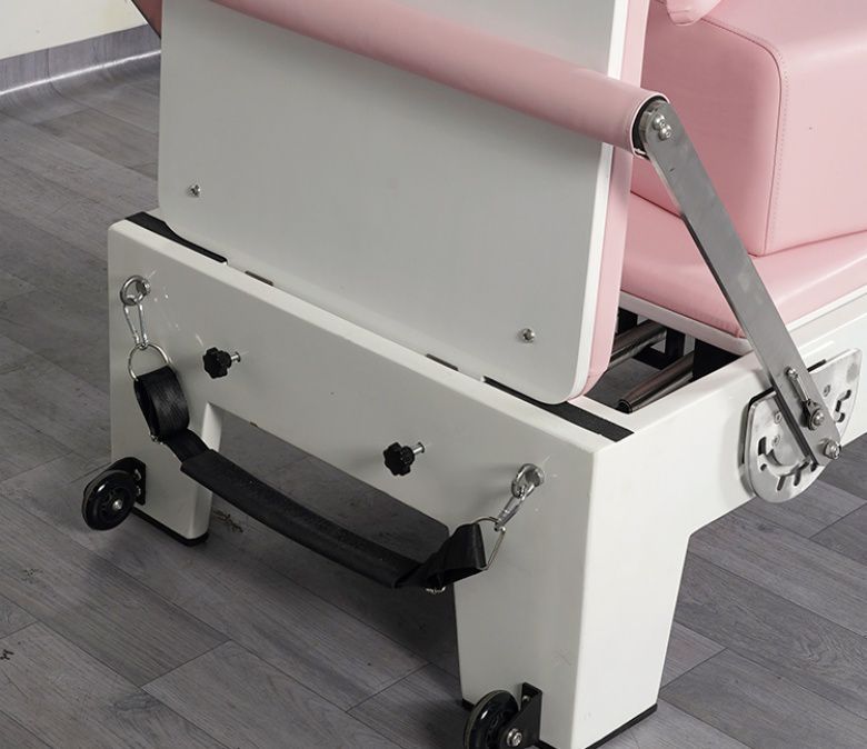 Vit målad ekrosa pilates utrustning