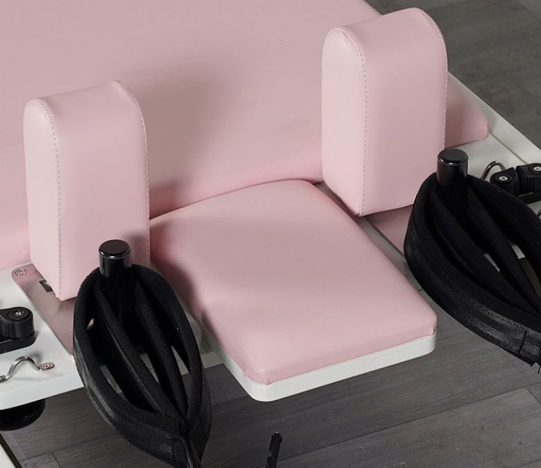 Vit målad ekrosa pilates utrustning