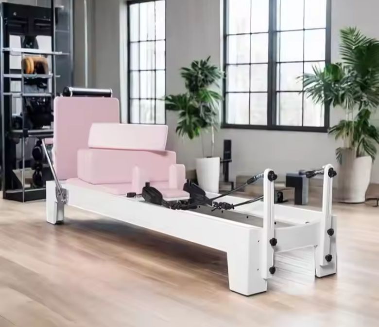 Vit målad ekrosa pilates utrustning