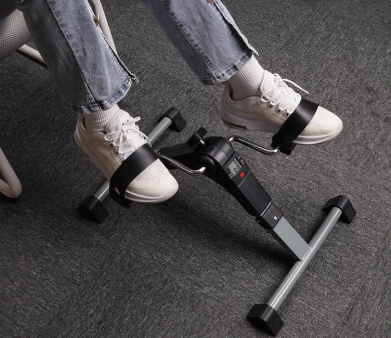 Under skrivbordet fällbart mini aerob steg pedalövare fysioterapi som snurrar cykel med LCD -skärmträning
